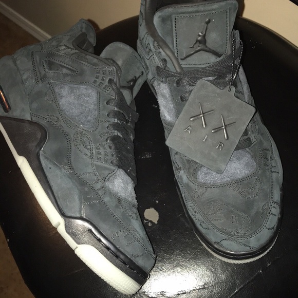 Jordan “kaws” sawed black glow in the dark - Picture 3 of 4
